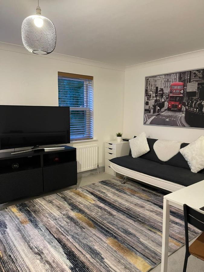 Stunning Studio Flat - Free Parking - 3 Min From Sutton Station Apartment Luaran gambar