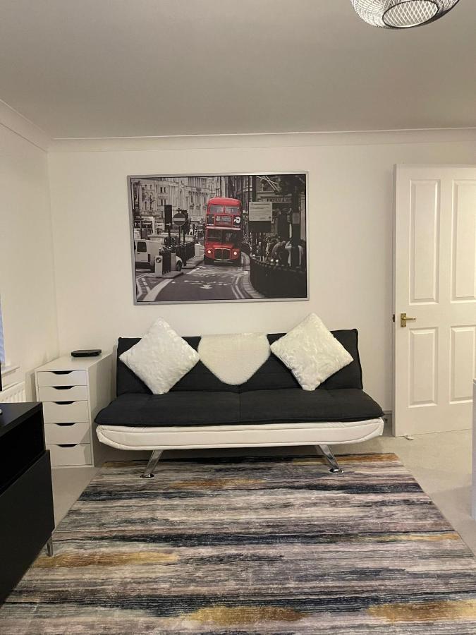 Stunning Studio Flat - Free Parking - 3 Min From Sutton Station Apartment Luaran gambar